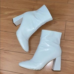 Súper cute white booty!